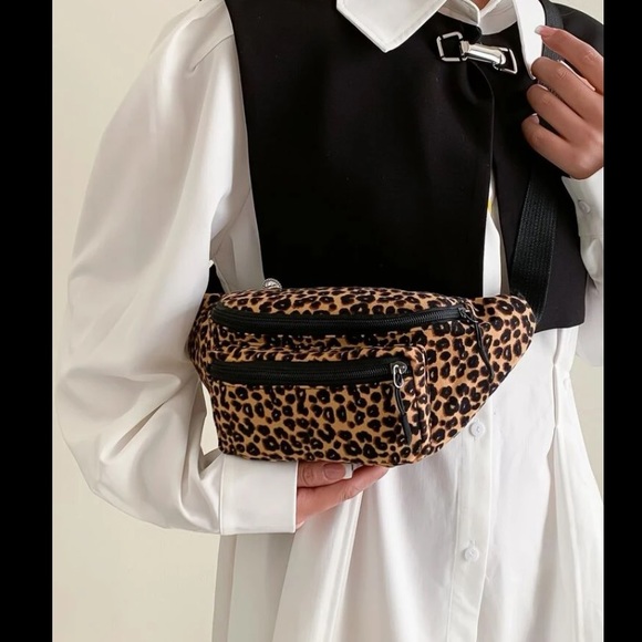 💙 Women’s Leopard Print Double Front Pockets Adjustable Strap Fanny Pack - Picture 3 of 10